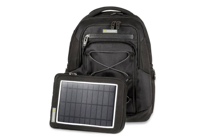  ES UN PANEL SOLAR La SunnyBAG lleva un sistema que integra un panel solar flexible en una mochila y sirve como batería portátil. Pesa menos de 200 gramos, tiene una potencia de salida de 6,2 vatios y permite almacenar entre 4.000 y 6.000 mAh como máximo. Es resistente al agua e indicado para actividades como senderismo, escalada, excursiones, ciclismo, camping, etc. Está disponible en varios formatos: mochila, maletín, bandolera... Precio: Entre 59 y 229 € dependiendo del formato, más gastos de envío. Web: www.sunnybag.at 