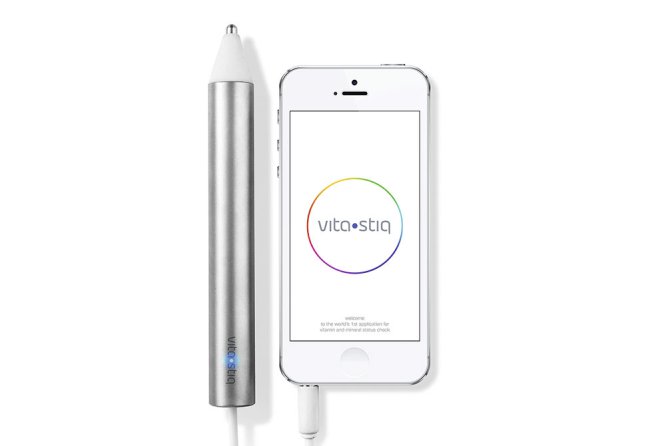  MIDE VITAMINAS Y MINERALES Viastiq es un dispositivo en forma de lápiz de titanio que comprueba tus niveles de nutrientes (vitaminas y minerales). Tan solo hay que presionar la punta del stick contra la piel y activar el bluetooth del móvil para recibir los resultados en la aplicación móvil de Viastiq. La app almacena las mediciones, evalúa las lecturas y proporciona consejos personalizados. Precio: 99 € más gastos de envío. Web: www.vitastiq.com 