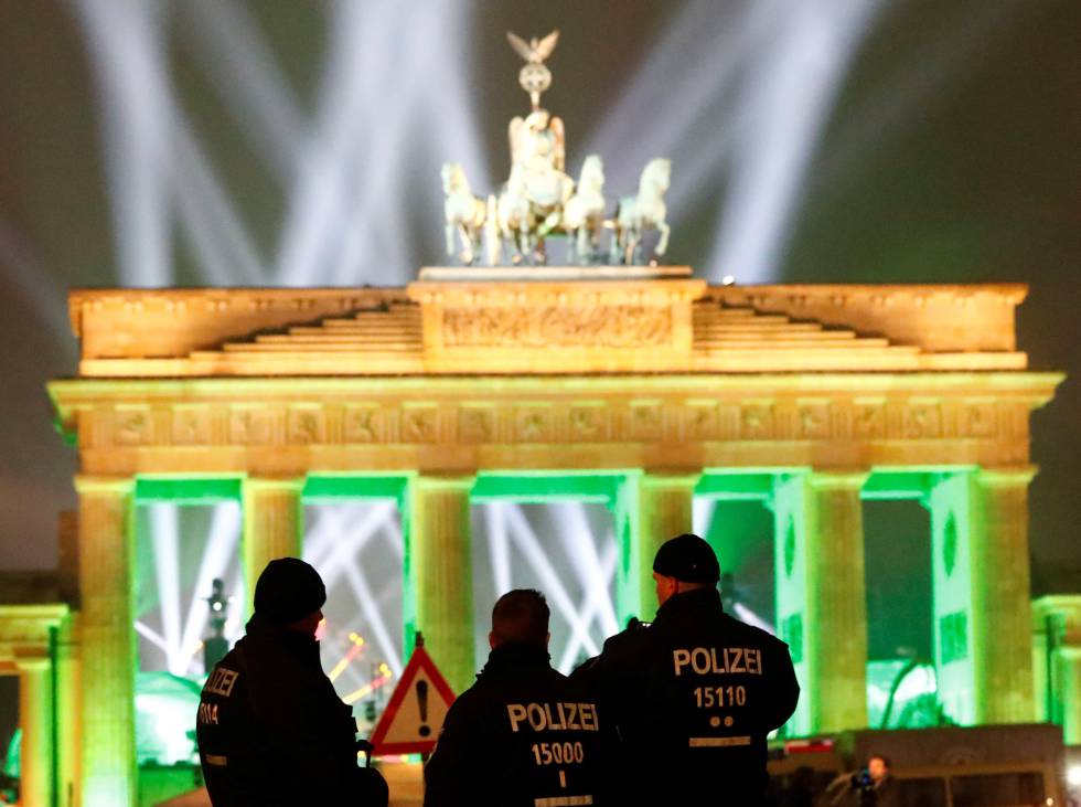 Policías alemanes vigilan frente a la puerta de Brandenburgo, este sábado en Berlín.
