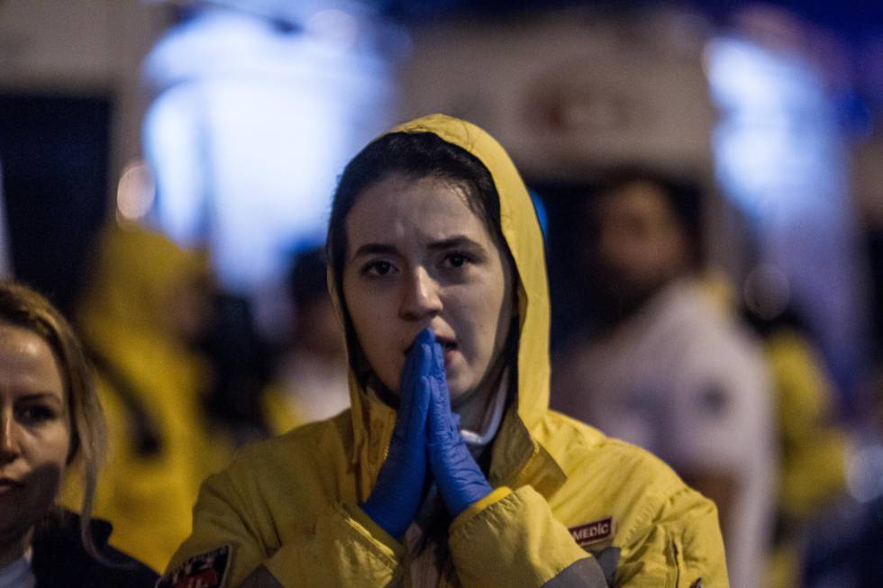 un familiar de una de las vítcimas del atentado llora frente a la zona donde se produjo el ataque.