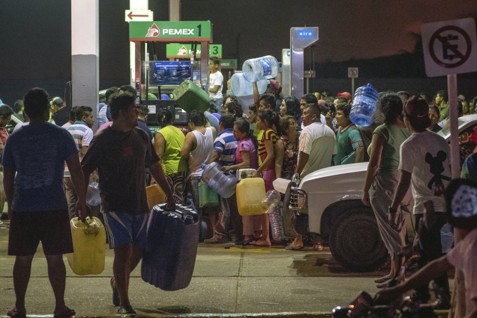 A pesar del tono comprensivo, la intervención del presidente Enrique Peña Nieto no ha calmado las protestas en contra del aumento al precio de la gasolina y este miércoles se multiplicaron los disturbios y bloqueos por todo el país. En la imagen, una multitud de gente roba en una gasolinera en Allende, estado de Veracruz.