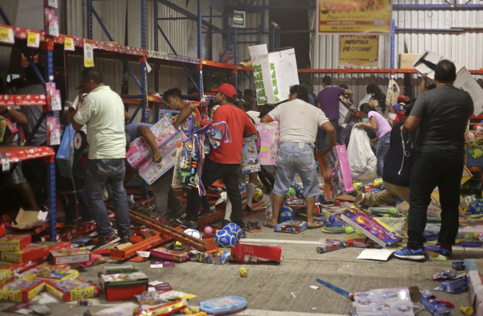 En el Estado de México (Edomex) hubo al menos 250 detenidos por actos vandálicos en 13 municipios mientras que las tiendas del Centro Histórico de la capital, donde hubo 64 detenidos, cerraron antes de tiempo ante los rumores de nuevos saqueos. En la imagen, un grupo de gente roba en una tienda de juguetes en Veracruz.