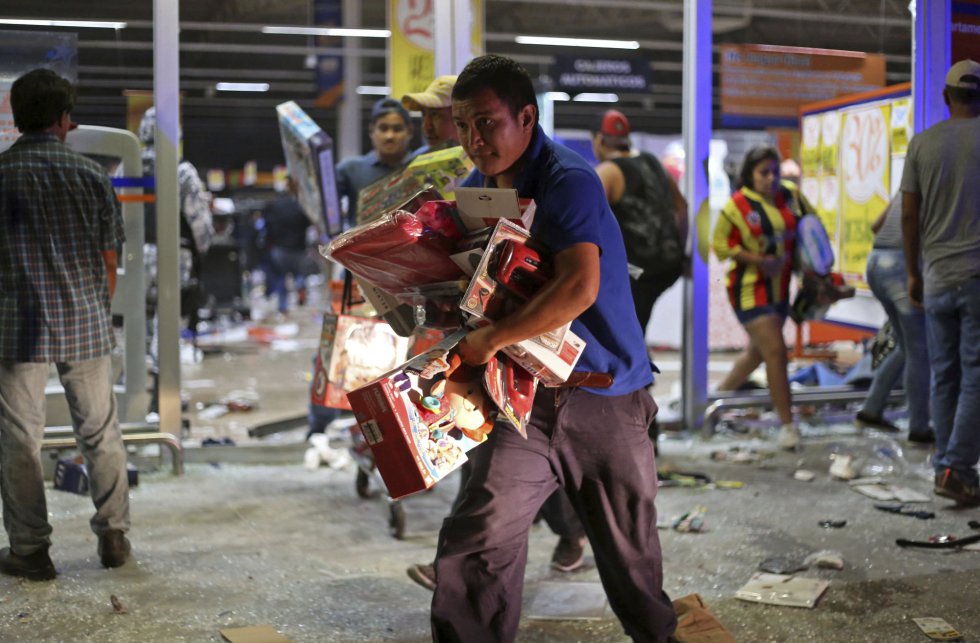 Decenas de personas saquean tiendas en el puerto de Veracruz (México).
