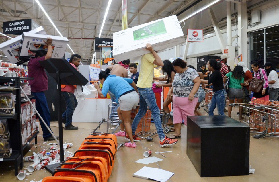 Varios supermercados en las afueras de las Ciudad de México, en las populosas Azcapotzalco y Cuautitlán, fueron saqueados por grupos de manifestantes. En la imagen, decenas de personas saquean tiendas en el puerto de Veracruz.