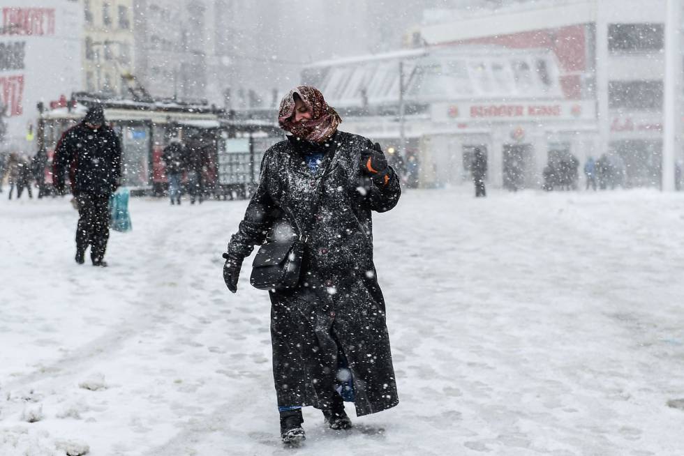 Una fuerte tormenta de nieve ha paralizado la vida en Estambul con cientos de vuelos cancelados y el Bósforo cerrado al tráfico marítimo. La tormenta ha dejado casi 40 centímetros de nieve en la metrópoli turca durante la noche, lo que ha causado estragos en las carreteras mientras los viajeros buscaban salir de la ciudad para la escapada de fin de semana.