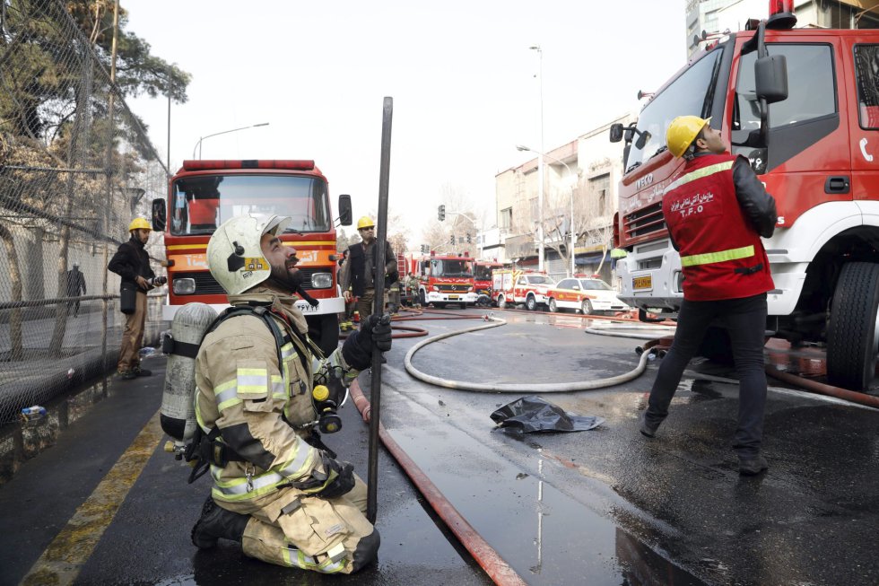 En la imagen, un bombero iraní llora al ver que varios de sus compañeros quedaron atrapados tras el incendio y posterior derrumbe del edificio Plasco, en Teherán (Irán).