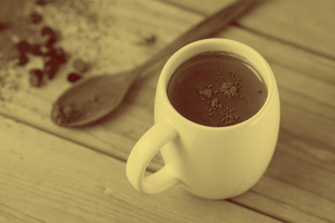 Cada colher de sopa de achocolatado contém 2,8 gramas de açúcar e 250 ml de leite semidesnatado contém 12 gramas. “O achocolatado solúvel tem entre 70 e 76% de açúcar, o que significa que o que você está ingerindo não é chocolate, mas açúcar com sabor de chocolate”, explica o nutricionista espanhol Juan Revenga. E não é só isso. O teor de fosfato também é um dos aspectos mais controvertidos: estudos como este, do Centro de Nefrologia de Heidelberg (Alemanha), relaciona o consumo abusivo de achocolatados com riscos para a saúde, tais como a insuficiência renal.