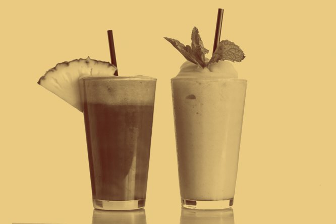 250 ml de ‘smoothie’: 62,5 gramas Tem fama de saudável, mas esta bebida cremosa feita com polpa de fruta misturada com leite, gelo ou sorvete pode ser uma bomba nutricional. Um estudo recém-publicado pela LiveLighter revelou que tais produtos contêm mais calorias do que um hambúrguer e mais açúcar do que um refrigerante de cola. Ingerimos uma grande concentração de frutose de uma só vez, além do açúcar de outros ingredientes como leite ou iogurte. E isso vale só para os feitos em casa, pois os industrializados podem ser ainda piores: o jornal NY Times alertou especialmente sobre um chamado The Hulk Strawberry (ao qual pertence a quantidade de açúcar da referência. É vendido em embalagens de cerca de meio litro, o que significa 125 gramas de açúcar), que aporta a colossal quantidade de 1.000 calorias, o equivalente a dois ‘Big Mac’.