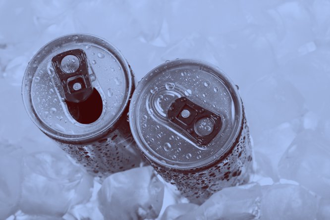 Um estudo realizado pela Universidade de Bonn mostrou que seu consumo de curto prazo afeta a saúde do coração. “A cafeína que contém pode causar irritabilidade, agitação, insônia, ansiedade ou problemas gastrointestinais, que podem ser mais agudos em crianças e adolescentes”, diz um dos especialistas ouvidos pelo EL PAÍS. Uma sondagem realizada pela Autoridade Europeia para a Segurança dos Alimentos (EFSA) revelou que 18% das crianças entre 3 e 10 anos, tomam habitualmente esse tipo de bebida.