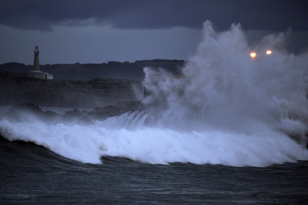 Una ola rompe en la península de la Magdalena de Santander, donde las alertas por temporal costero y viento fuerte continuarán activas durante el fin de semana.