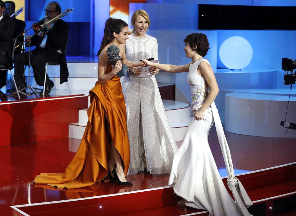 Las actrices Macarena García (i) y Cayetana Guillén (c) entregan a la actriz Anna Castillo (d) el Goya a la mejor actriz revelación.