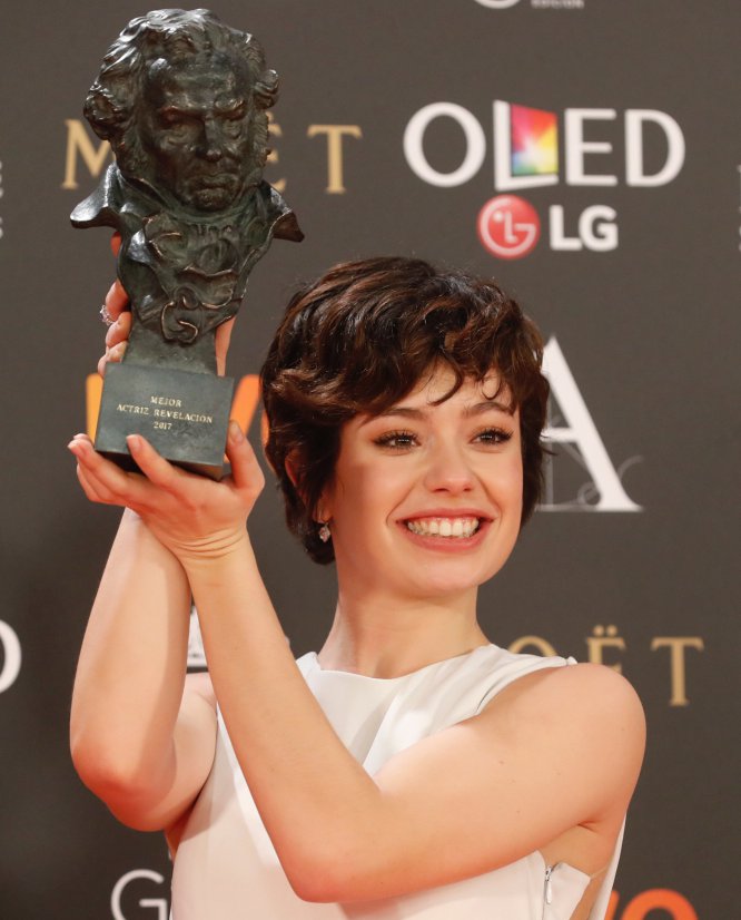 La actriz Anna Castillo tras recibir el Goya a la mejor actriz revelación por su trabajo en "El Olivo".