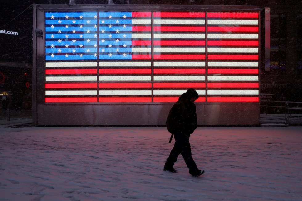 Una persona camina por Times Square cubierto de nieve, en Manhattan, Nueva York.