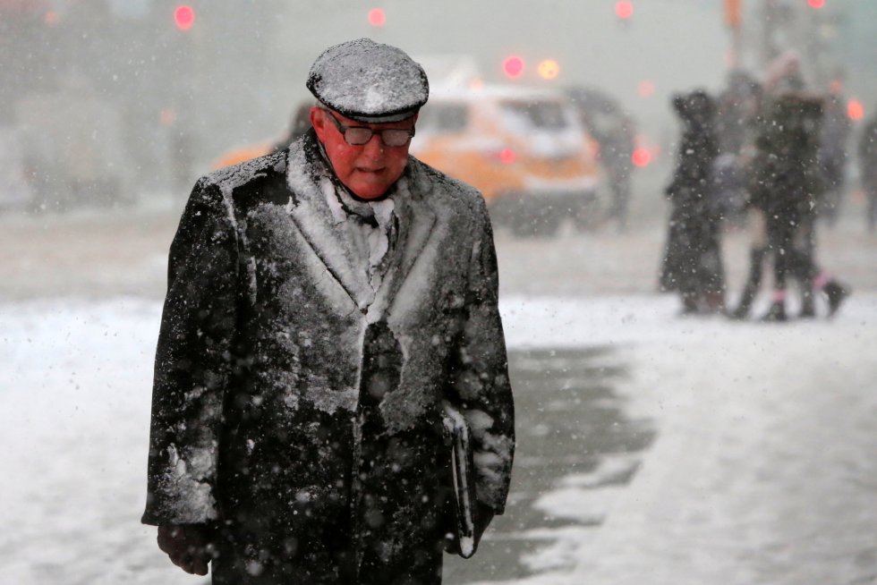 Un hombre camina por Times Square bajo una fuerte nevada, en Nueva York.