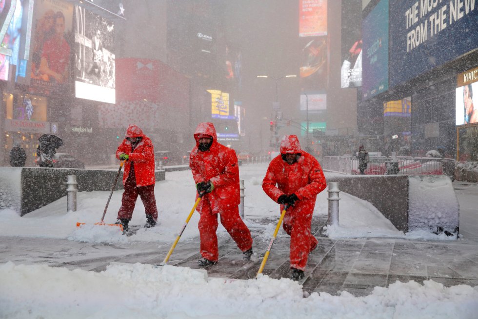 Trabajadores retiran la nieve con palas en Times Square, Manhattan, Nueva York.
