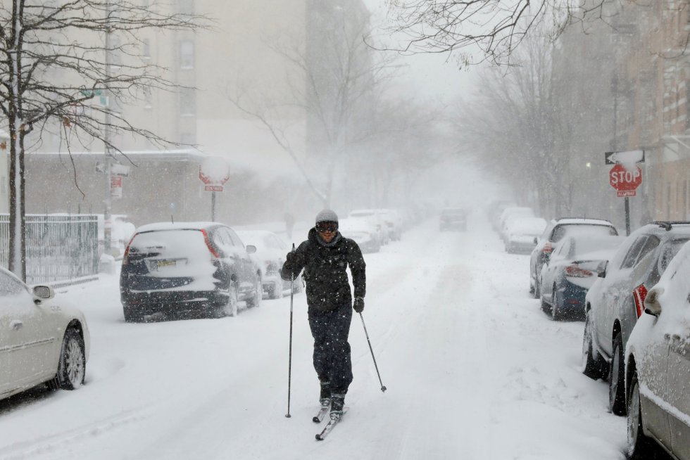 Un hombre utiliza unos esquís por una calle de Brooklyn durante la fuerte nevada en Nueva York.