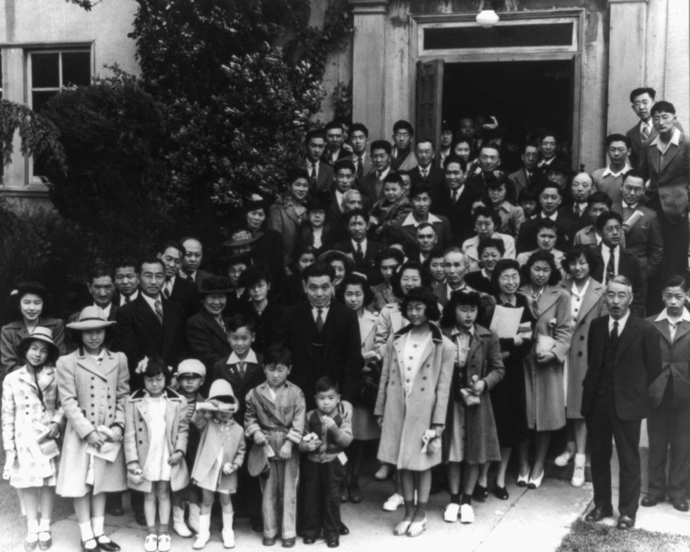 Miembros de la iglesia congregacional japonesa asisten a los servicios de Pascua antes de la evacuación de ciudadanos de ascendencia japonesa de ciertas áreas de la Costa Oeste, en Oakland, en abril de 1942.
