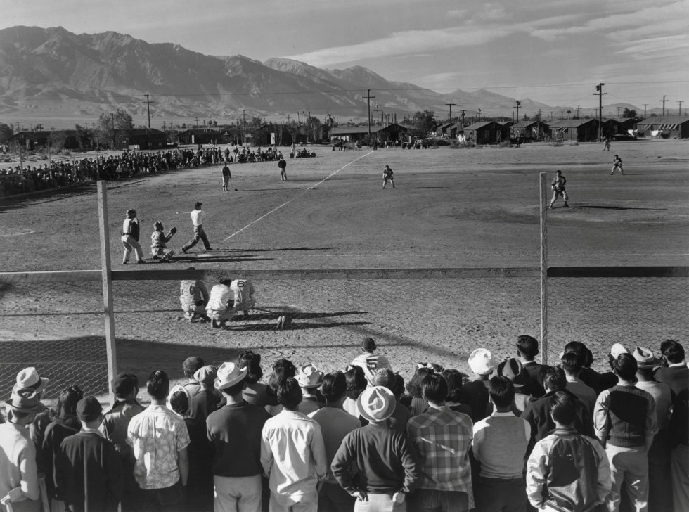 Partido de béisbol en el Centro de Reubicación de Guerra de California, 'Manzanar', en 1943.