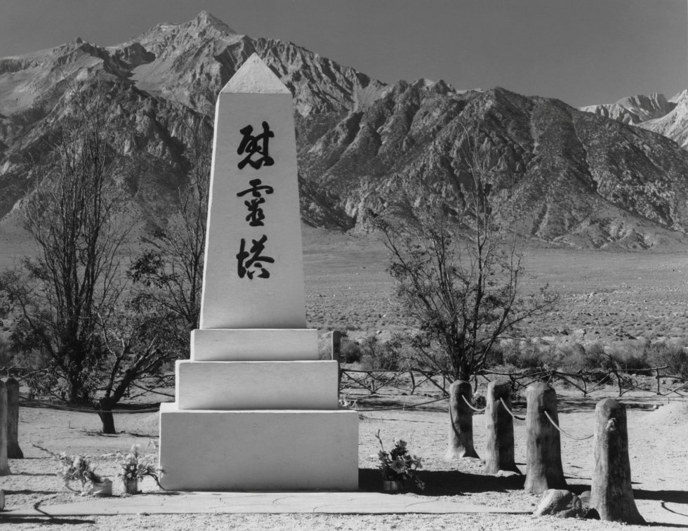 Un monumento de mármol con una inscripción que dice "monumento para la pacificación de los espíritus," en el cementerio del Centro de Reubicación de Guerra de California, 'Manzanar', en 1943.