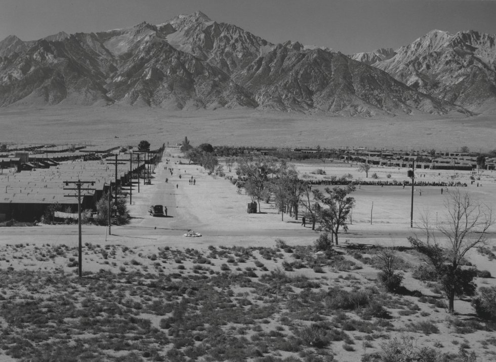 Vista aérea de la torre de guardia y los edificios y caminos de Sierra Nevada, desde el Centro de Reubicación de Guerra de California, 'Manzanar', en 1943.
