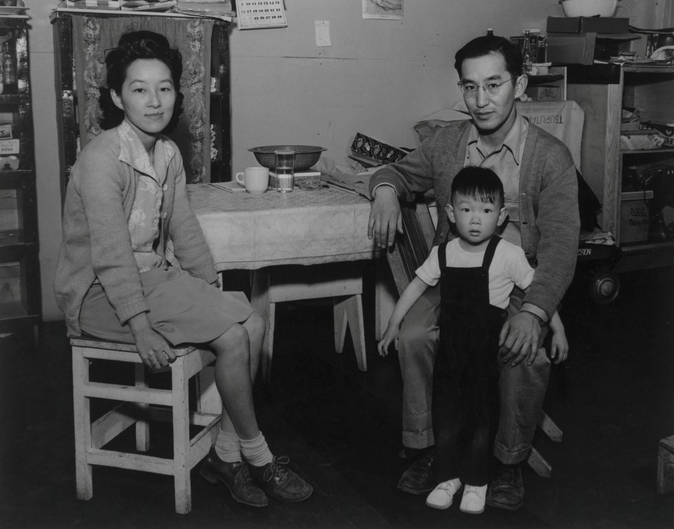 Una familia en 1943 en el Centro de Reubicación de Guerra 'Manzanar', en California.