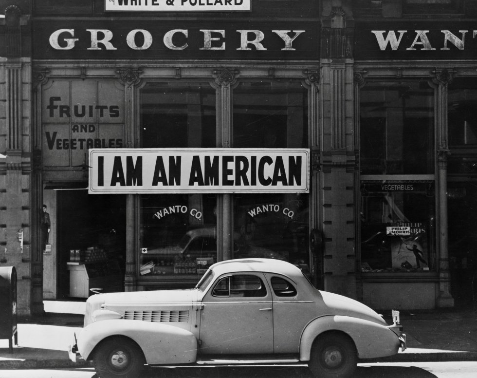 Un gran letrero que dice "Soy americano" colocado en la ventana de una tienda, en las calles 13 y Franklin, el 8 de diciembre de 1942, el día después del bombardeo japonés sobre la base americana de Pearl Harbor, es vista en Oakland (California).