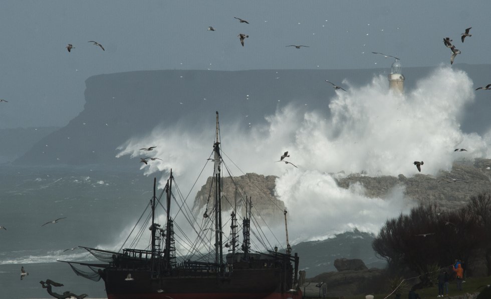 El temporal sacude las costas de Santander. En la imagen, los galeones de Vital Alsar y la Isla de Mouro al fondo.