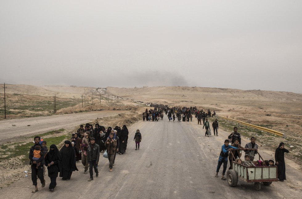 Familias huyen a medida que las fuerzas iraquíes avanzan hacia el oeste de Mosul, Irak.