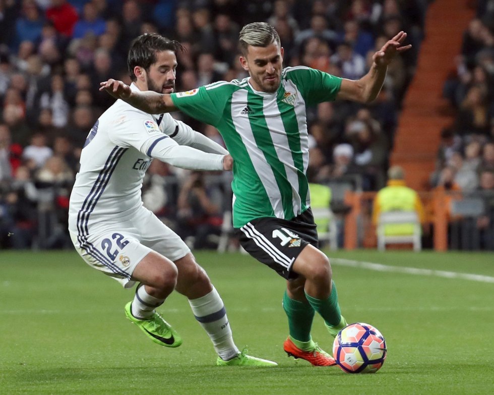 El centrocampista del Real Madrid Isco enpuja a Dani Ceballos para que pierda el control del balón.