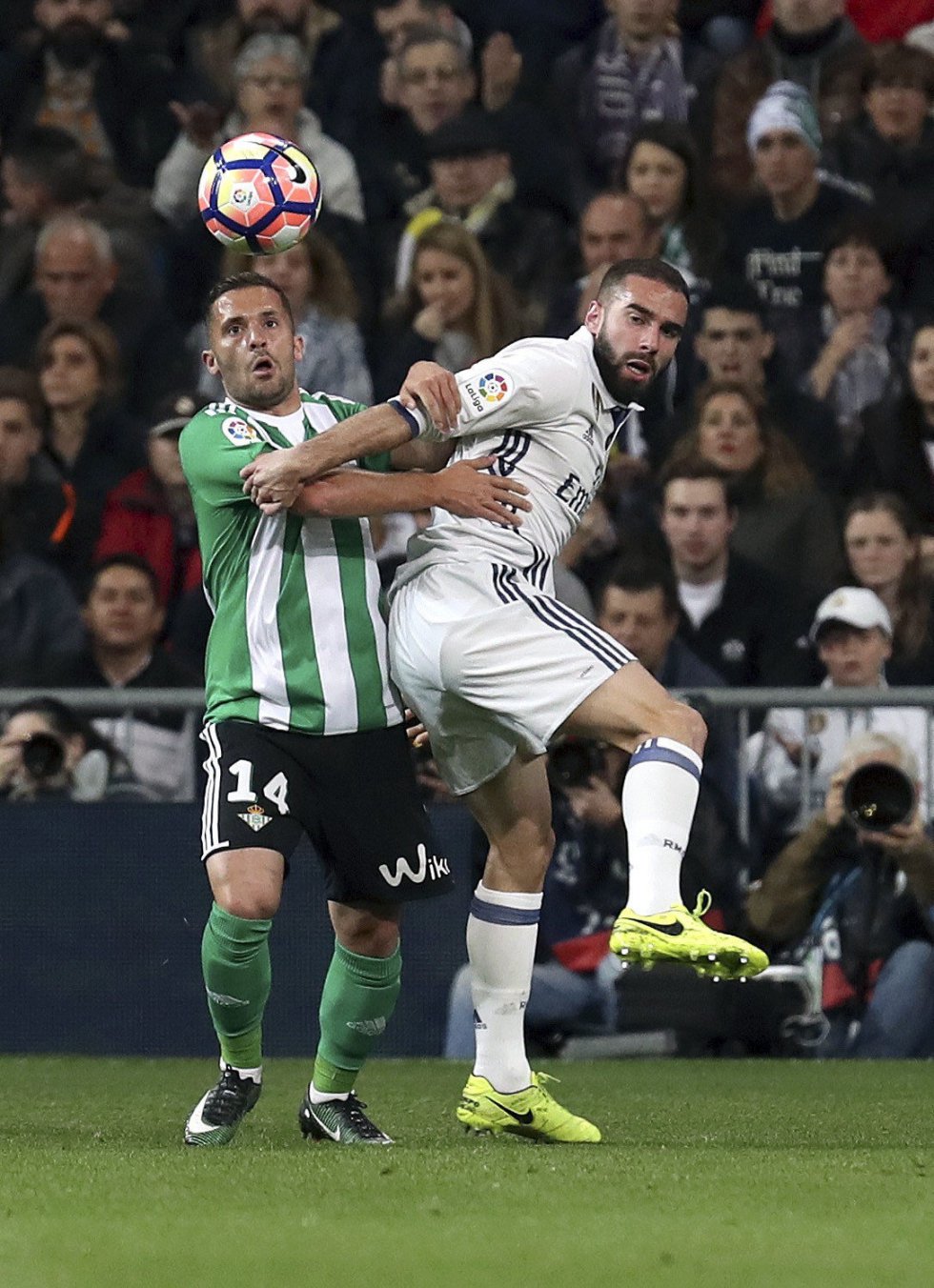 El defensa del Real Madrid Daniel Carvajal y el defensa danés del Betis Riza Durmisi pelean un balón durante el partido correspondiente a la vigésimo séptima jornada de LaLiga Santander.