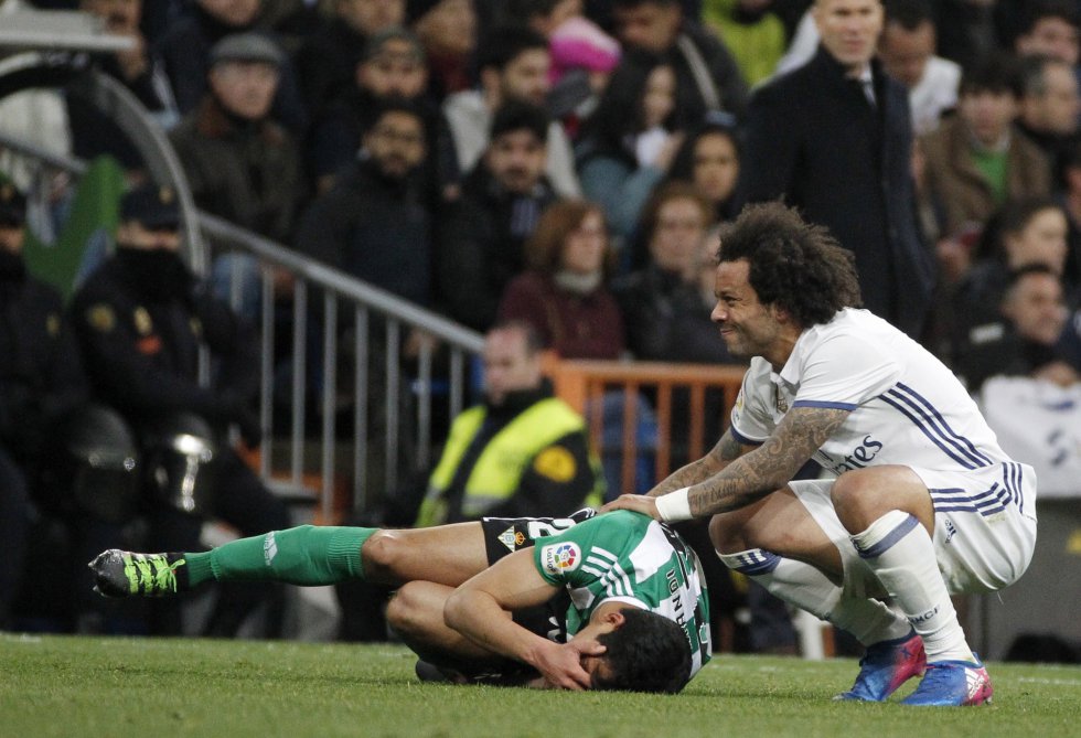 El defensa brasileño del Real Madrid, Marcelo, se interesa por el jugador argelino del Betis, Aissa Mandi.