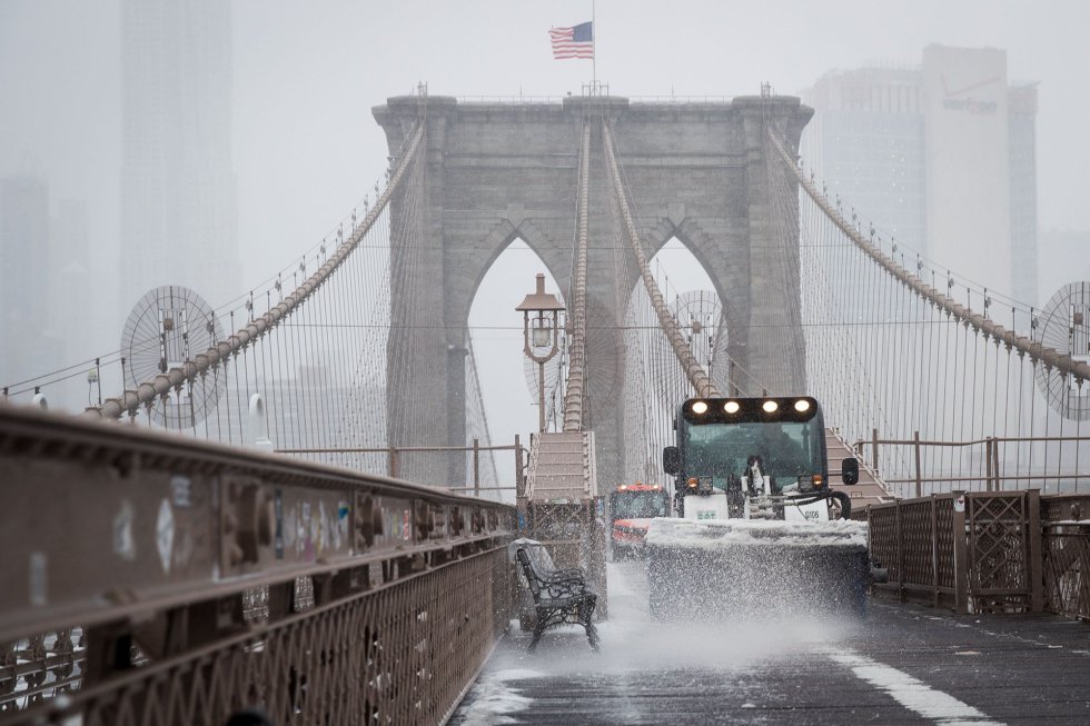 Una máquina quitanieves despeja el puente de Brooklyn, en Nueva York.