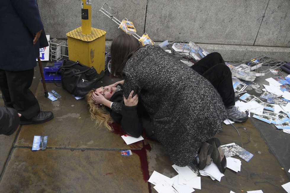 Una mujer herida después del ataque frente al Parlamento.
