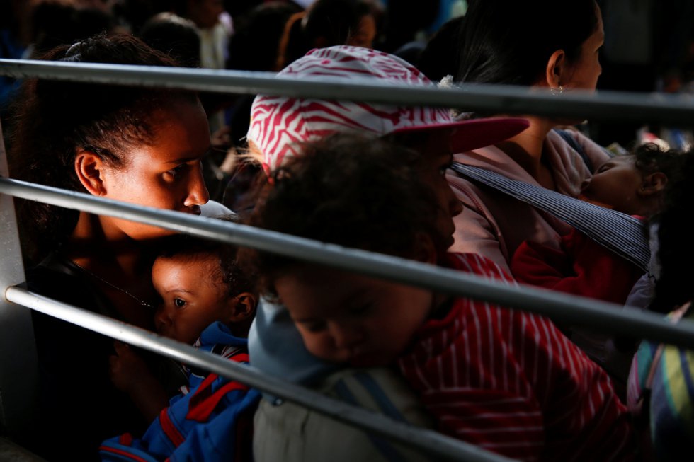 Algunas mujeres con sus bebés hacen cola mientras tratan de comprar pañales en una farmacia en Caracas, Venezuela. CARLOS GARCIA RAWLINS REUTERS