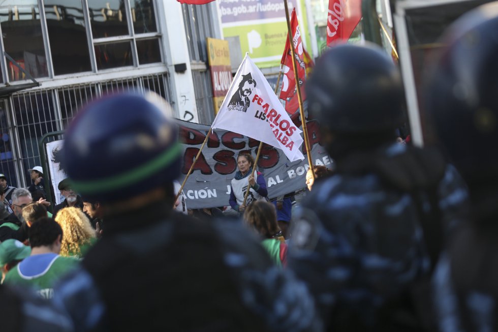 Los manifestantes muestran pancartas en contra de las políticas del presidente de Argentina. DAVID FERNANDEZ EFE