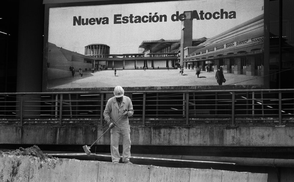 Una grúa en el bosque de columnas de las obras de ampliación de la estación de Atocha de Madrid para el AVE.  5-11-1990