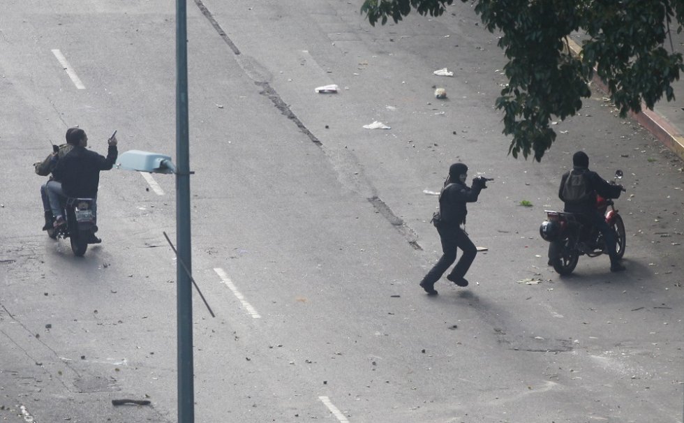 Los civiles armados comienzan a apuntar contra los manifestantes. Maduro anunció la semana pasada su objetivo de armar a un millón de civiles de la Milicia Nacional Bolivariana. "Un fusil para cada miliciano", prometió. 