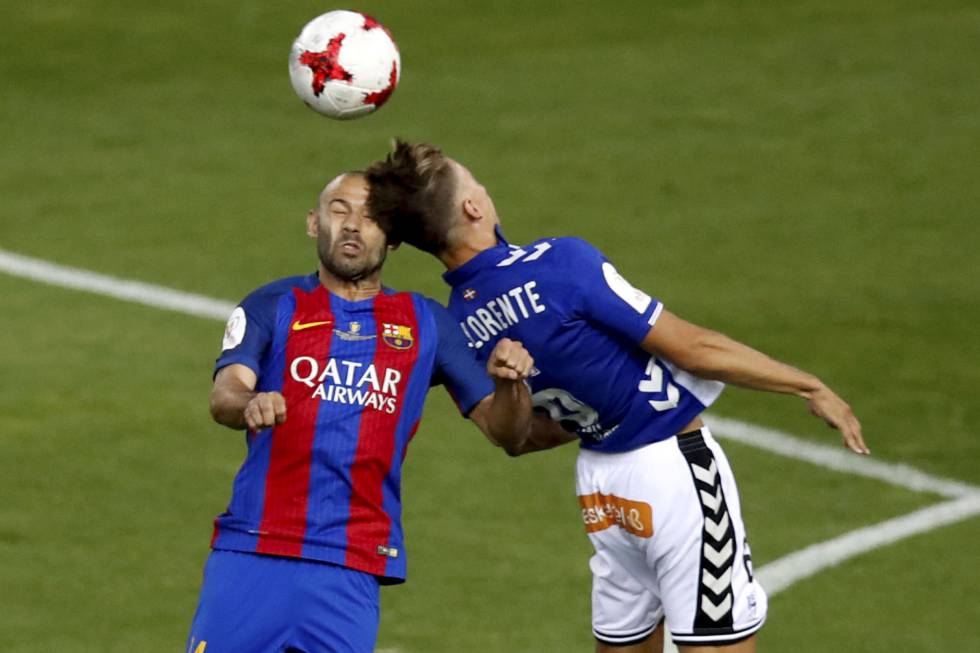 El centrocampista del Deportivo Alavés Marcos Llorente (d) choca con la cabeza de Mascherano, del Barcelona.