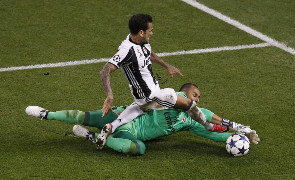 Navas para el balón lanzado por Alves.