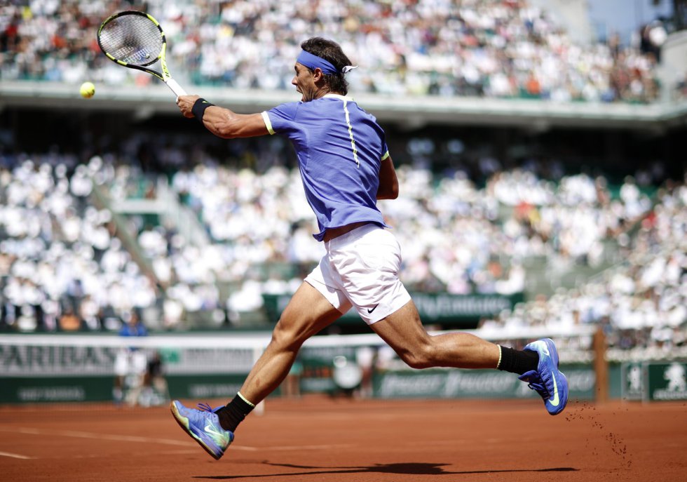 Rafa corre para no perder la pelota.