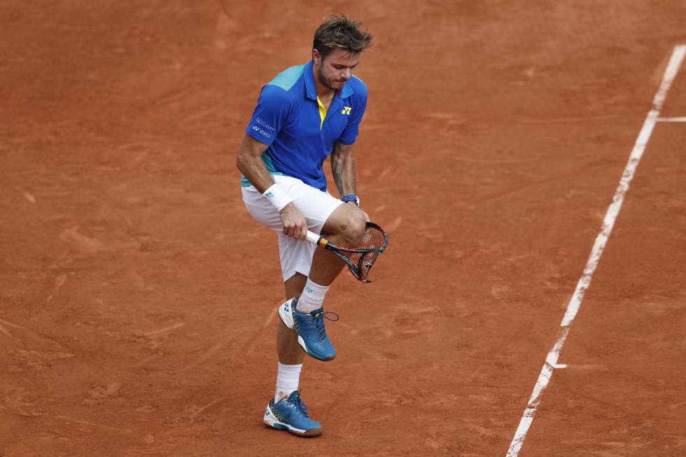 Stan Wawrinka rompe su raqueta.