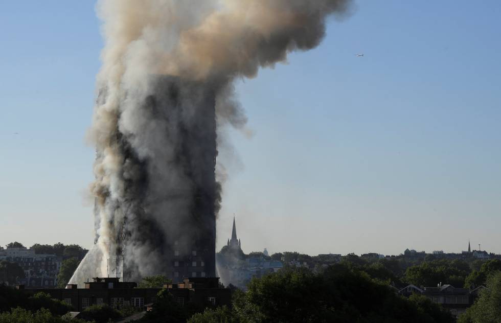 Unos 200 bomberos y 40 camiones autobombas se desplazaron al barrio de Kensington para apagar el incendio en la torre residencial en Londres.