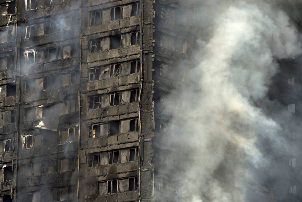 Los bomberos trabajan en las labores de extinción del incendio declarado en la Torre Grenfell en Lancaster West Estate en Londres.