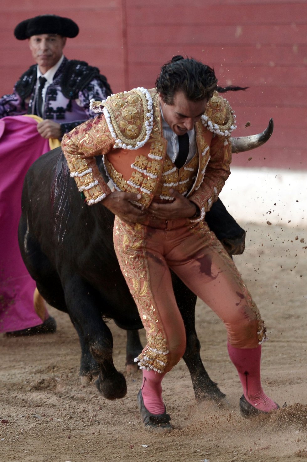 El matador logra levantarse tras la cogida.