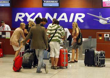 Ryanair solo permitirá llevar en cabina la maleta a los clientes que paguen un extra