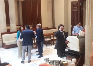 'Café para todos' en el Parlament durante la tensión del Pleno