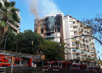 Un muerto y un herido grave en un incendio en un edificio en Barcelona