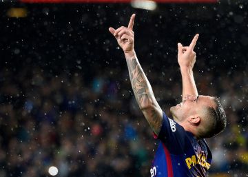 Alcácer hace de Messi y Suárez