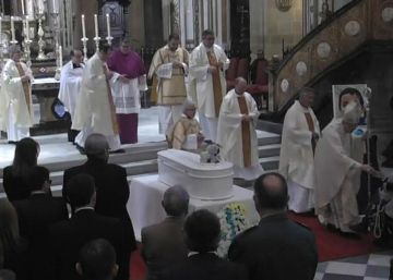 Almería arropa a los padres de Gabriel en el funeral: “No estáis solos”