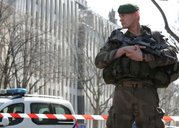 Un coche se lanza contra un grupo de militares franceses en el sur del país
